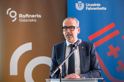 Prof. Piotr Stepnowski przy mównicy