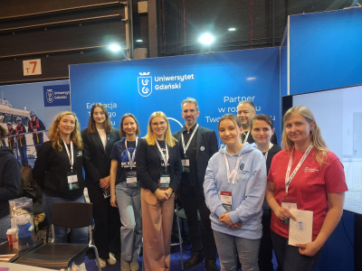 Reprezentanci UG przy uniwersyteckim stoisku