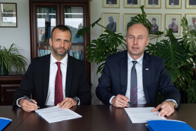 Prof. Paweł Antonowicz i dyrektor Aleksander Mach podczas podpisywania umów