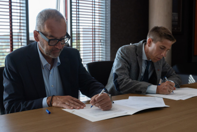 Rektor Uniwersytetu Gdańskiego prof. Piotr Stepnowski oraz Prezes Zarządu JohnnyBros sp. z o.o., Julian Pawlukiewicz - podpisanie umowy z JohnnyBros Sp. z o. o.