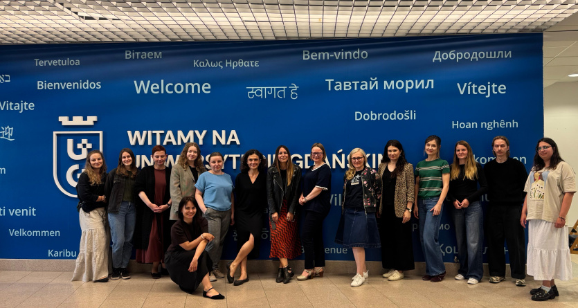 Francesca Tessitore z Magdaleną Chrzan oraz grupą studentek na Wydziale Nauk Społecznych UG