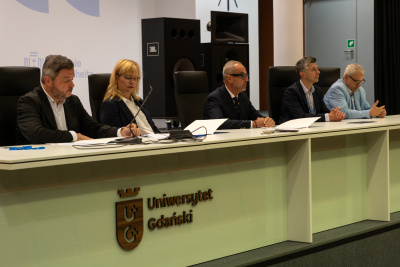 Sygnatariusze deklaracji za stołem konferencyjnym w Sali Senatu w BUG