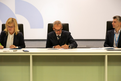 Sygnatariusze deklaracji za stołem konferencyjnym w Sali Senatu w BUG