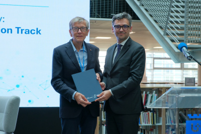 prof. Marek Żukowski i Wiceprezes PSSE Michał Szczupaczyński na tle ścianki LED z podpisanym listem intencyjnym