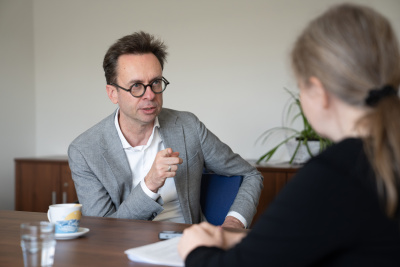 Dr Jacek Kołtan podczas rozmowy