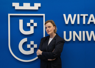 Agata Rudnik na tle fragmentu napisu "Witamy na Uniwersytecie Gdańskim"