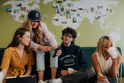 Studenci na tle ściany z mapą świata