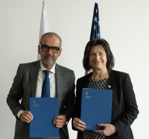 Rektor UG prof. Piotr Stepnowski i Ewa Czarnojan, Dyrektorka Wykonawcza Polsko-Amerykańskiej Komisji Fulbrighta, w tle flagi Polski i USA