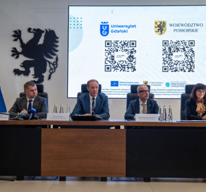Adam Gawrylik, Marszałek Mirosław Struk, Rektor prof. Piotr Stepnowski, dr Magdalena Markiewicz za stołem konferencyjnym
