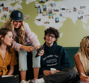 Studenci na tle ściany z mapą świata