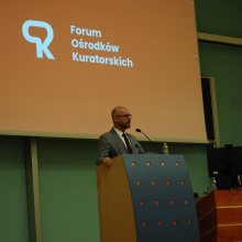 I Forum Ośrodków Kuratorskich, gość przy mównicy, fot. Lena Grodzicka