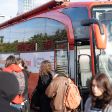 Kolejka studentów przed autobusem krwiodawstwa