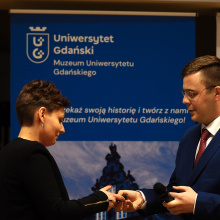 Wręczenie pierwszej przypinki NZS do Muzeum Uniwersytetu Gdańskiego