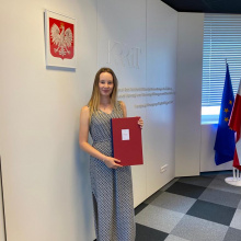 Sekretarz Wydawnictwa Adrianna Baran z dyplomem dla Wydawnictwa