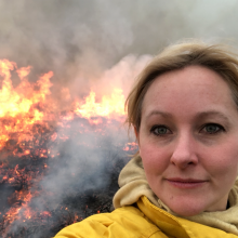 Jeden z eksperymentalnych pożarów. Na zdjęciu prof. Claire Belcher.