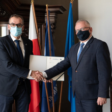 Rektor UG prof. Piotr Stepnowski wręcza nominację prof. Krzysztofowi Bielawskiemu