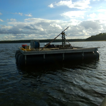 Fot. 2 - tratwa ze sprzętem do pozyskiwania rdzeni osadów z dna jeziora przeznaczonych do analizy pyłkowej