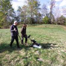 Fot. 4 - badania geofizyczne z wykorzystaniem georadaru na grodzisku w Grabczynie