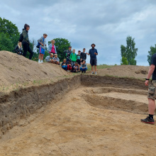 Fot. 8 - Wizyta grupy dzieci ze Szczecinka w trakcie wykopalisk na grodzisku w Grąbczynie