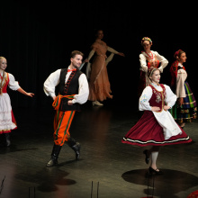 Polsko-chiński pokaz mody (nauczyciele i studenci IK UG, Zespół Pieśni i Tańca „Jantar”), fot. China's Xinhua News Agency