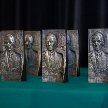 Statuetki wręczane laureatom Nagrody Naukowej im. prof. Karola Taylora