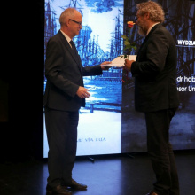 Prof. Jerzy Piotr Gwizdała, rektor Uniwersytetu Gdańskiego, gratuluje nowym profesorom UG