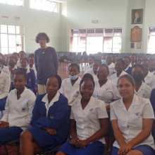 prof. Hanna Dymel-Trzebiatowska ze studentkami z  Girls’ College w Bulawayo