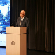 Prof. Jerzy Piotr Gwizdała, rektor Uniwersytetu Gdańskiego, gratuluje nowym profesorom UG