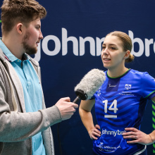 Siatkarka JohnnyBros AZS UG udzielająca wywiadu; fot. Grzegorz Jędrzejewski