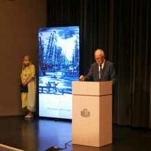 Prof. Jerzy Piotr Gwizdała, rektor Uniwersytetu Gdańskiego, gratuluje nowym profesorom UG