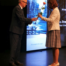 Prof. Jerzy Piotr Gwizdała, rektor Uniwersytetu Gdańskiego, gratuluje nowym profesorom UG