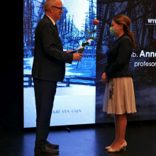 Prof. Jerzy Piotr Gwizdała, rektor Uniwersytetu Gdańskiego, gratuluje nowym profesorom UG