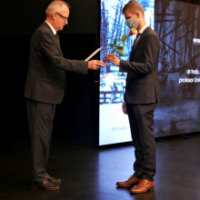 Prof. Jerzy Piotr Gwizdała, rektor Uniwersytetu Gdańskiego, gratuluje nowym profesorom UG