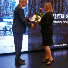 Prof. Jerzy Piotr Gwizdała, rektor Uniwersytetu Gdańskiego, gratuluje nowym profesorom UG