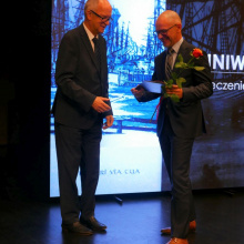 Prof. Jerzy Piotr Gwizdała, rektor Uniwersytetu Gdańskiego, gratuluje nowym profesorom UG