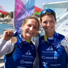 Aleksandra Melzacka (z lewej) i Kinga Łoboda (z prawej) dopiero rozpoczynają seniorskie kariery. Drugie miejsce w klasie 49erFX podczas zawodów Pucharu Świata