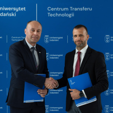 Prof. Paweł Antonowicz i dyrektor Aleksander Mach podczas podpisywania umów