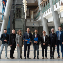 Uczestnicy spotkania w holu Wydziału Biologii, pod szkieletem finwala