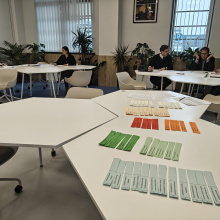 Uczestnicy konferencji podczas obrad w grupach, przy stoliku