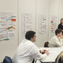 Uczestnicy konferencji podczas obrad w grupach, przy stoliku