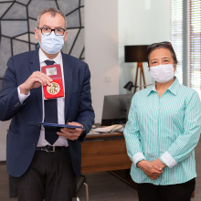 Prof. Wu Lan i Rektor Prof. Piotr Stepnowski