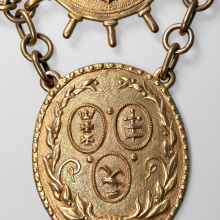 Łańcuchy Wyższej Szkoły Ekonomicznej w Sopocie znajdujące się w zbiorach Muzeum Uniwersytetu Gdańskiego