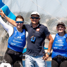 Aleksandra Melzacka i Kinga Łoboda wraz z trenerem kadry klasy 49er FX Tomaszem Stańczykiem