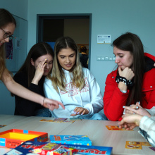 Licealiści grają w gry planszowe