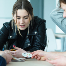 Uczestnicy wydarzenia grają w Dobble