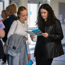 Uczestnicy wydarzenia przeglądają ulotki 