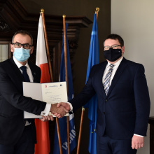 Rektor UG prof. Piotr Stepnowski wręcza nominację prof. Wiesławowi Laskowskiemu