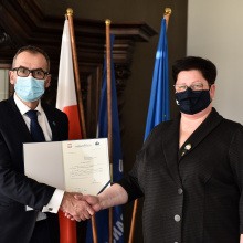 Rektor UG prof. Piotr Stepnowski wręcza nominację mgr Marzenie Wojtaszko