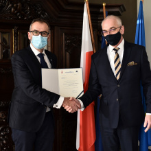 Rektor UG prof. Piotr Stepnowski wręcza nominację prof. UG Arnoldowi Kłonczyńskiemu