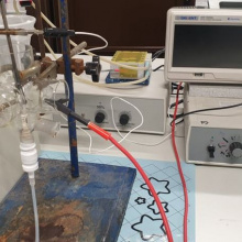 Zdjęcie przedstawia urządzenie skonstruowane przez naukowców, które wykorzystuje się do generowania plazmy